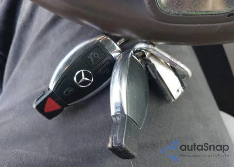 2013 Mercedes-Benz Glk 350 z USA, uszkodzony, nr VIN WDCGG5HB8DG003619